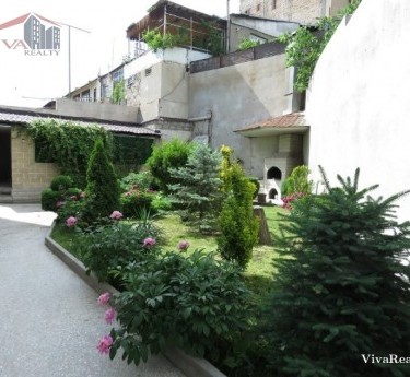 House, 3 floors, Yerevan, Downtown - 1